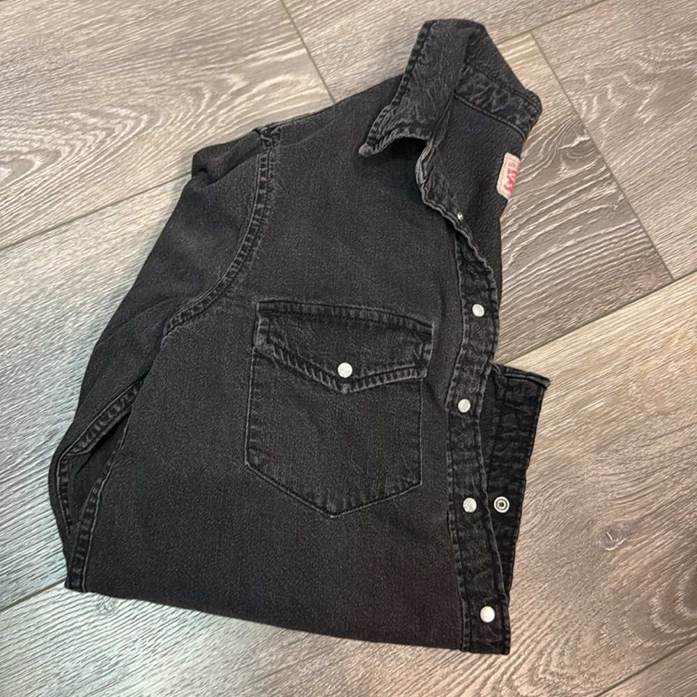 Levi’s Iconic Western Shirt - Picture 2 of 3